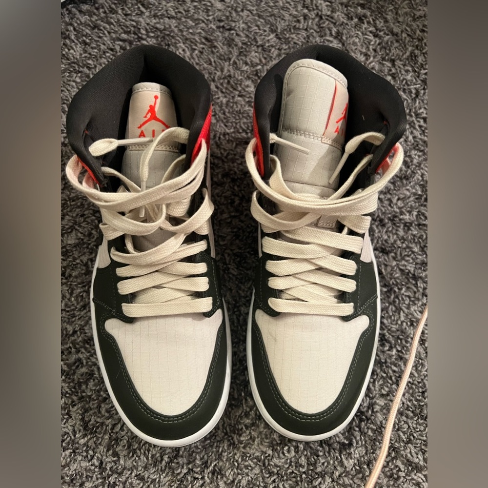 Women Air Jordan 1 Mid SE: newsprint. Size 7